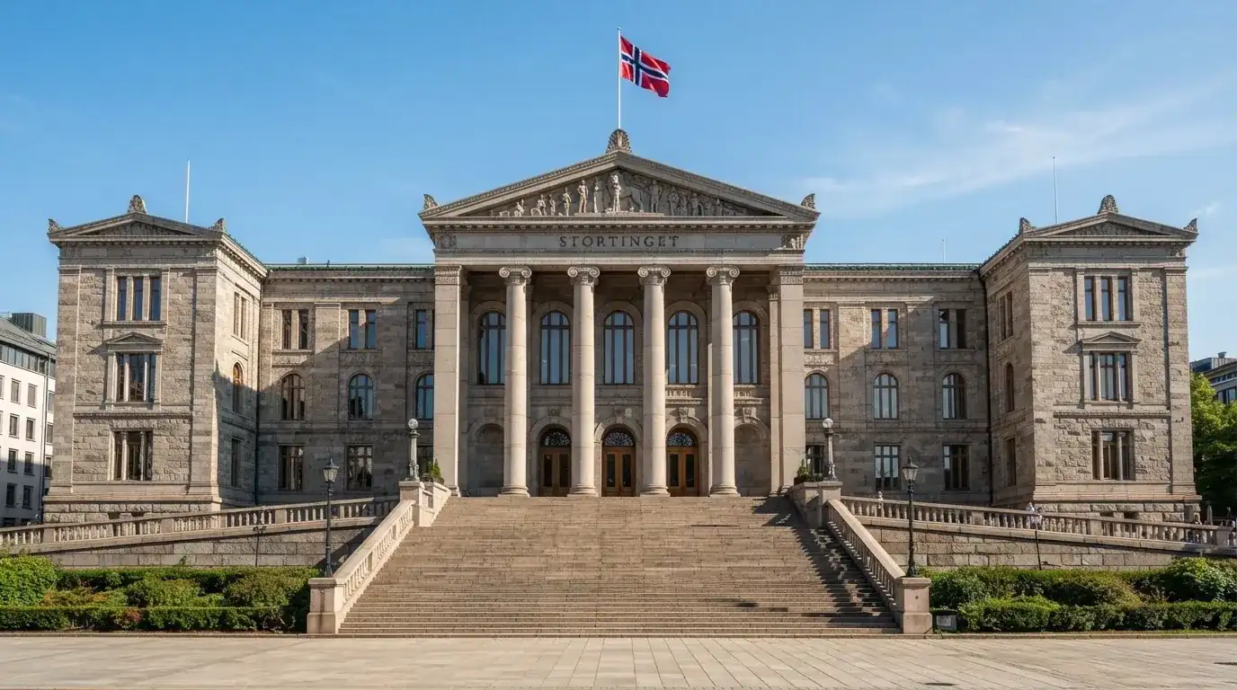 Fasade av en stor offentlig bygning i Oslo med brede trapper og et norsk flagg i vinden under klar himmel